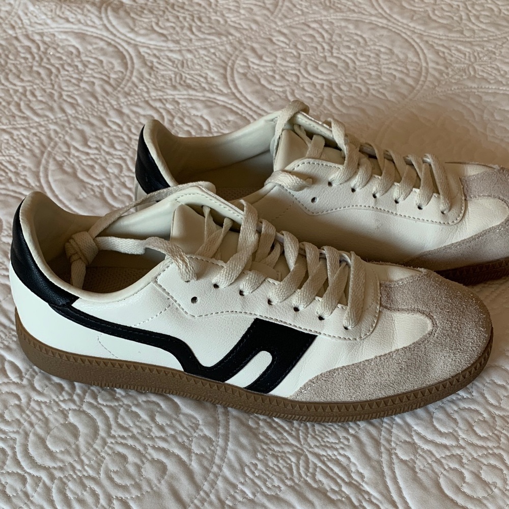 Dream Pairs Black and White Women’s Sneakers